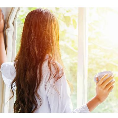 笑顔で人生をシフトチェンジする穏やかな女性